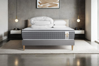 Pack lit complet 140x200 cm - Matelas + Sommier Gris + 2 oreillers + Couette - Vingt-Six PLUS Pack lit complet 140x200 cm - Matelas + Sommier Gris + 2 oreillers + Couette - Vingt-Six PLUS