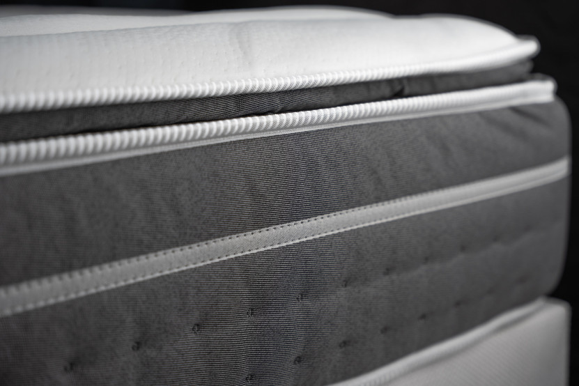 Pack lit complet 200x200 cm - Matelas + Sommier Gris (en kit) + 2 oreillers + Couette - Trente PLUS