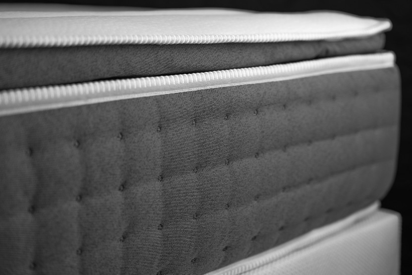 Pack lit complet 180x200 cm - Matelas + Sommier Blanc (en kit) + 2 oreillers + Couette - Vingt-Six PLUS